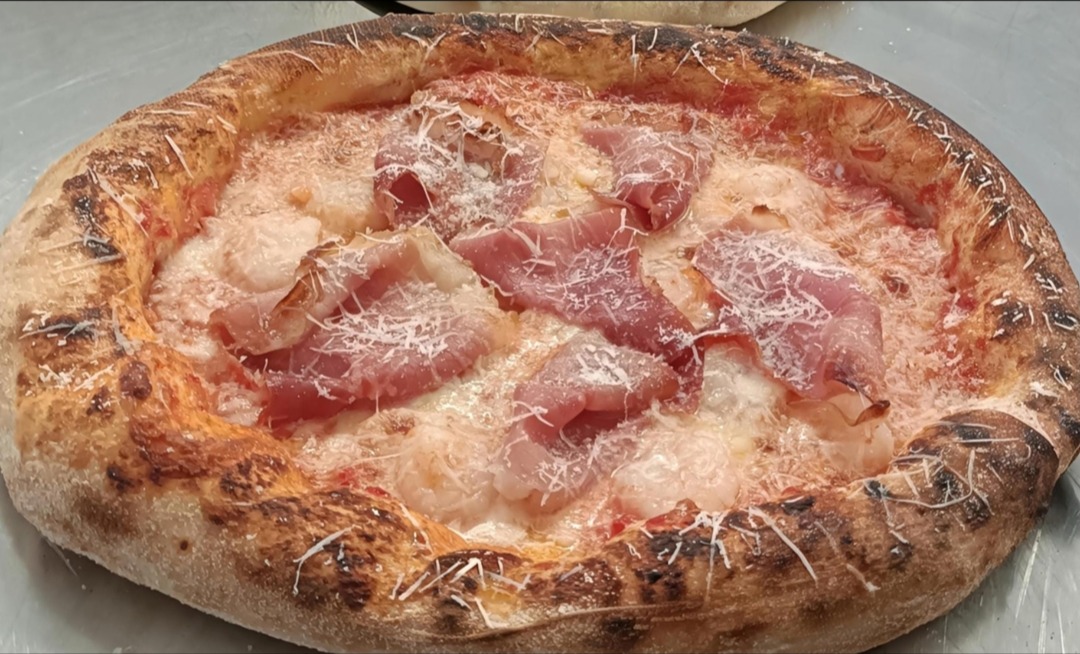 Pizza with prosciutto and parmesan